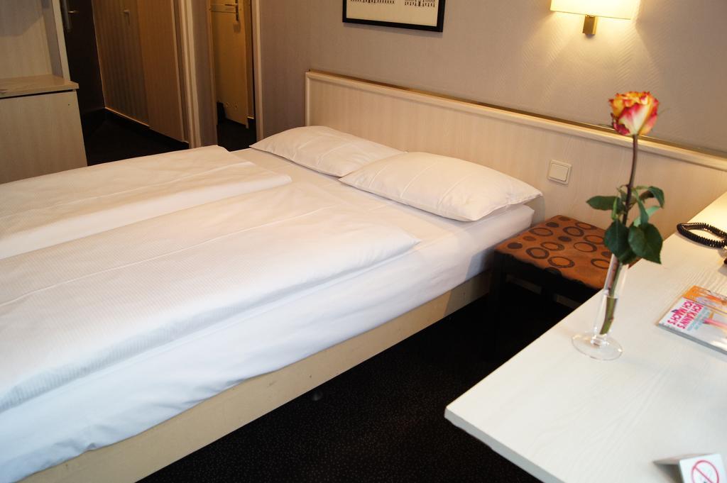 Berlin Plaza Hotel Am Kurfuerstendamm Kamer foto